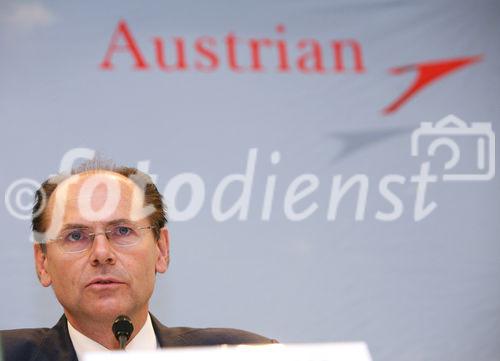 (C) fotodienst/Anna Rauchenberger - Wien 04.08.2009 - Die AUA (Austrian Airlines) präsentierten heute im Hotel Hilton die Ergebnisse des 1. Halbjahres 2009. Die Krise in der internationalen Luftfahrtindustrie hat sich im zweiten Quartal 2009 weiter verschärft. Dies spiegelt sich auch in den Ergebniszahlen der Austrian Airlines Group wieder. Austrian Airlines haben im ersten Halbjahr ein Periodenergebnis von minus 166,6 Millionen Euro erzielt. FOTO: Dr. Peter Malanik, COO der Austrian Airlines