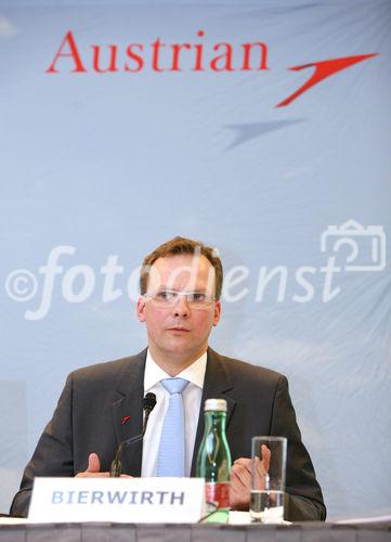 (C) fotodienst/Anna Rauchenberger - Wien 04.08.2009 - Die AUA (Austrian Airlines) präsentierten heute im Hotel Hilton die Ergebnisse des 1. Halbjahres 2009. Die Krise in der internationalen Luftfahrtindustrie hat sich im zweiten Quartal 2009 weiter verschärft. Dies spiegelt sich auch in den Ergebniszahlen der Austrian Airlines Group wieder. Austrian Airlines haben im ersten Halbjahr ein Periodenergebnis von minus 166,6 Millionen Euro erzielt. FOTO: Dr. Andreas Bierwirth, COO der Austrian Airlines