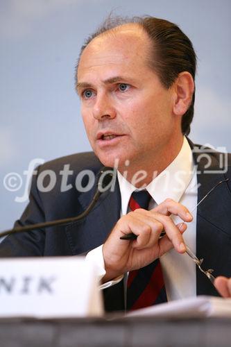 (C) fotodienst/Anna Rauchenberger - Wien 04.08.2009 - Die AUA (Austrian Airlines) präsentierten heute im Hotel Hilton die Ergebnisse des 1. Halbjahres 2009. Die Krise in der internationalen Luftfahrtindustrie hat sich im zweiten Quartal 2009 weiter verschärft. Dies spiegelt sich auch in den Ergebniszahlen der Austrian Airlines Group wieder. Austrian Airlines haben im ersten Halbjahr ein Periodenergebnis von minus 166,6 Millionen Euro erzielt. FOTO: Dr. Peter Malanik, COO der Austrian Airlines