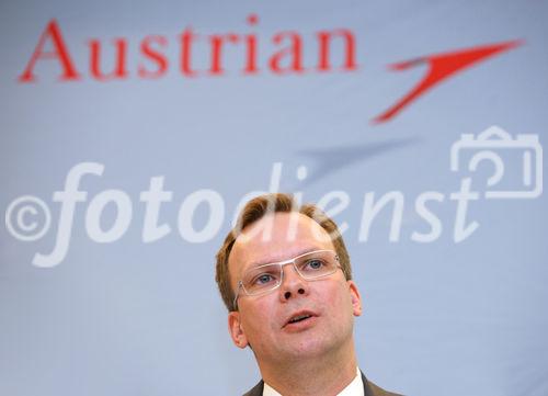 (C) fotodienst/Anna Rauchenberger - Wien 04.08.2009 - Die AUA (Austrian Airlines) präsentierten heute im Hotel Hilton die Ergebnisse des 1. Halbjahres 2009. Die Krise in der internationalen Luftfahrtindustrie hat sich im zweiten Quartal 2009 weiter verschärft. Dies spiegelt sich auch in den Ergebniszahlen der Austrian Airlines Group wieder. Austrian Airlines haben im ersten Halbjahr ein Periodenergebnis von minus 166,6 Millionen Euro erzielt. FOTO: Dr. Andreas Bierwirth, COO der Austrian Airlines