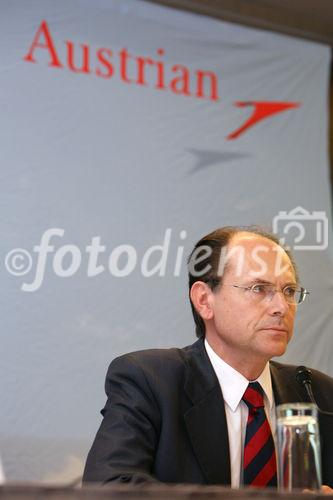 (C) fotodienst/Anna Rauchenberger - Wien 04.08.2009 - Die AUA (Austrian Airlines) präsentierten heute im Hotel Hilton die Ergebnisse des 1. Halbjahres 2009. Die Krise in der internationalen Luftfahrtindustrie hat sich im zweiten Quartal 2009 weiter verschärft. Dies spiegelt sich auch in den Ergebniszahlen der Austrian Airlines Group wieder. Austrian Airlines haben im ersten Halbjahr ein Periodenergebnis von minus 166,6 Millionen Euro erzielt. FOTO: Dr. Peter Malanik, COO der Austrian Airlines