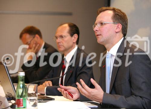 (C) fotodienst/Anna Rauchenberger - Wien 04.08.2009 - Die AUA (Austrian Airlines) präsentierten heute im Hotel Hilton die Ergebnisse des 1. Halbjahres 2009. Die Krise in der internationalen Luftfahrtindustrie hat sich im zweiten Quartal 2009 weiter verschärft. Dies spiegelt sich auch in den Ergebniszahlen der Austrian Airlines Group wieder. Austrian Airlines haben im ersten Halbjahr ein Periodenergebnis von minus 166,6 Millionen Euro erzielt. FOTO v.l.: Pressesprecher, Dr. Peter Malanik, Dr. Andreas Bierwirth, beide COO der Austrian Airlines