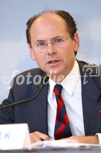 (C) fotodienst/Anna Rauchenberger - Wien 04.08.2009 - Die AUA (Austrian Airlines) präsentierten heute im Hotel Hilton die Ergebnisse des 1. Halbjahres 2009. Die Krise in der internationalen Luftfahrtindustrie hat sich im zweiten Quartal 2009 weiter verschärft. Dies spiegelt sich auch in den Ergebniszahlen der Austrian Airlines Group wieder. Austrian Airlines haben im ersten Halbjahr ein Periodenergebnis von minus 166,6 Millionen Euro erzielt. FOTO: Dr. Peter Malanik, COO der Austrian Airlines