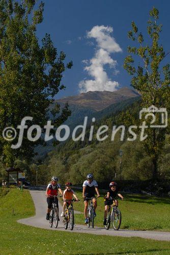 Das Oberdrautal in Kärnten hat sich als erster Outdoorpark Österreichs positioniert. Im Segment Radfahren werden vielfältige Touren angeboten, vom mittlerweile vielfrequentierten Drauradweg angefangen bis hin zum Mountainbiking auf Almen. Im Bild: Der Knoten in Berg im Drautal. © Fotodienst / F. Gerdl