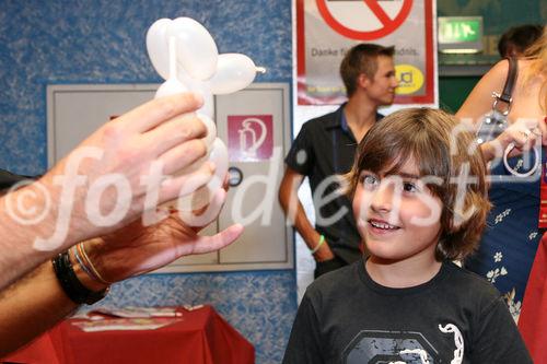 (C) fotodienst/Anna Rauchenberger - Wien 15.07.2009 - Die Goldene Seiten VerlagsgesmbH lud heute zur Premiere von 'Harry Potter und der Halbblutprinz' in die UCI Milleniums City. Passend zum Film unterhielt ein Zauberer die Gäste mit Tricks. Vor der Vorstellung verlosten der Hotelier Hagleitner und der Uhrenhersteller Hanhart wertvolle Preise.