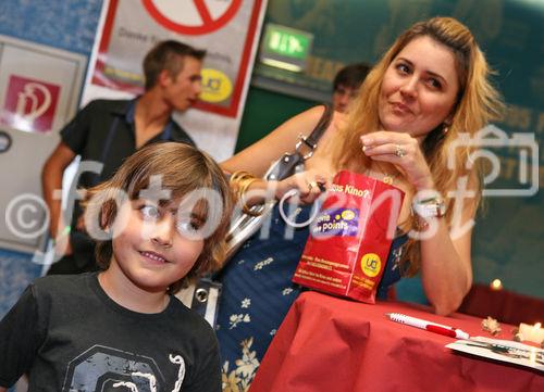 (C) fotodienst/Anna Rauchenberger - Wien 15.07.2009 - Die Goldene Seiten VerlagsgesmbH lud heute zur Premiere von 'Harry Potter und der Halbblutprinz' in die UCI Milleniums City. Passend zum Film unterhielt ein Zauberer die Gäste mit Tricks. Vor der Vorstellung verlosten der Hotelier Hagleitner und der Uhrenhersteller Hanhart wertvolle Preise.