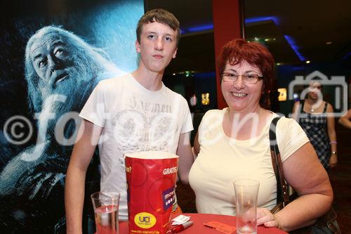 (C) fotodienst/Anna Rauchenberger - Wien 15.07.2009 - Die Goldene Seiten VerlagsgesmbH lud heute zur Premiere von 'Harry Potter und der Halbblutprinz' in die UCI Milleniums City. Passend zum Film unterhielt ein Zauberer die Gäste mit Tricks. Vor der Vorstellung verlosten der Hotelier Hagleitner und der Uhrenhersteller Hanhart wertvolle Preise.