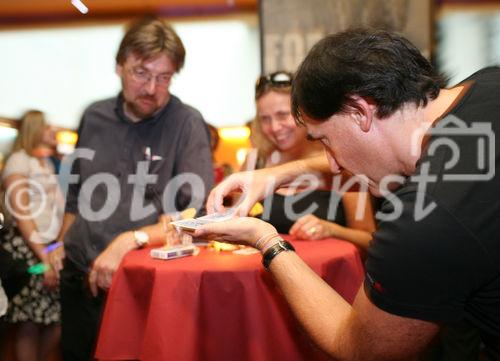 (C) fotodienst/Anna Rauchenberger - Wien 15.07.2009 - Die Goldene Seiten VerlagsgesmbH lud heute zur Premiere von 'Harry Potter und der Halbblutprinz' in die UCI Milleniums City. Passend zum Film unterhielt ein Zauberer die Gäste mit Tricks. Vor der Vorstellung verlosten der Hotelier Hagleitner und der Uhrenhersteller Hanhart wertvolle Preise.