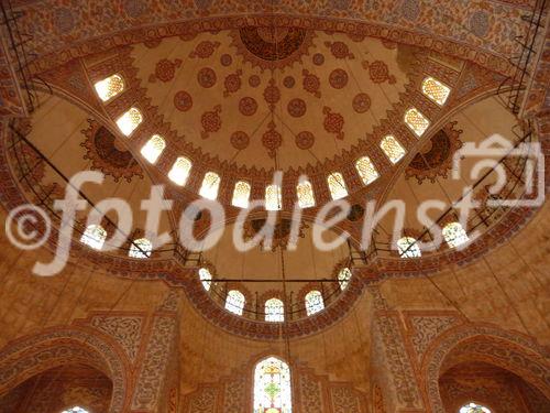 Die Blaue Moschee, eines der bedeutendsten Bauwerke der Osmanen in Istanbul. Die herrliche Kuppel im Inneren.  © Fotodienst / Wilfried Seywald