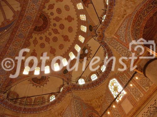 Die Blaue Moschee, eines der bedeutendsten Bauwerke der Osmanen in Istanbul. Die herrliche Kuppel im Inneren.  © Fotodienst / Wilfried Seywald