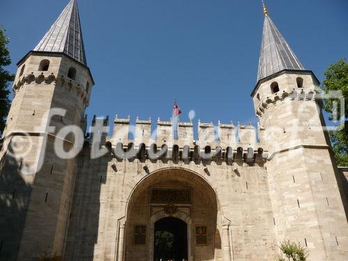 Der Topkapi Palast von außen, das Tor des Friedensgrußes Bab-üs Selam. © Fotodienst / Wilfried Seywald