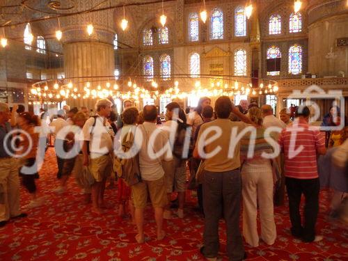 Tausende Besucher kommen täglich in die Blaue Moschee, einem der bedeutendsten Bauwerke der Osmanen in Istanbul. Der Eintritt ist frei. © Fotodienst / Wilfried Seywald