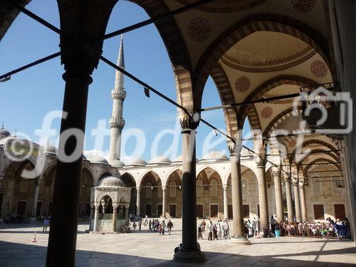 Innenhof der Blauen Moschee, einem der bedeutendsten Bauwerke der Osmanen in Istanbul. © Fotodienst / Wilfried Seywald