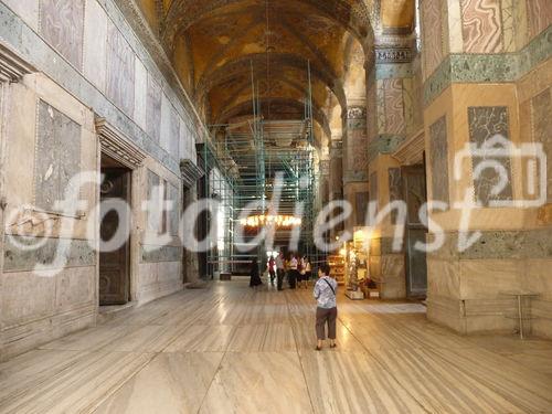 Die Hagia Sophia, der Kirchenpalast des byzantinischen Kaisers, ist heute ein viel besuchtes Museum. Seit der Rückwidmung durch Atatürk 1938 wird es renoviert. © Fotodienst / Wilfried Seywald