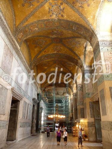 Die Hagia Sophia, der Kirchenpalast des byzantinischen Kaisers, ist heute ein viel besuchtes Museum. Seit der Rückwidmung durch Atatürk 1938 wird es renoviert. Bild: Säulengang im Oberen Geschoss. © Fotodienst / Wilfried Seywald