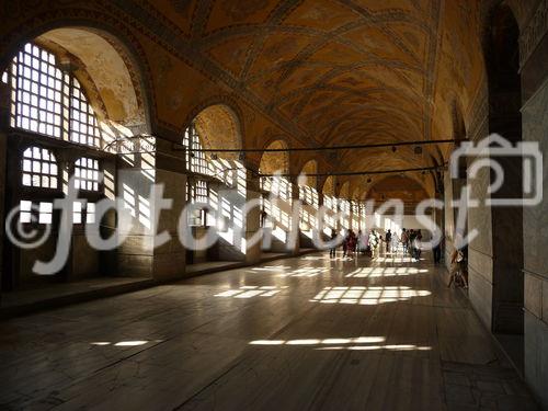 Die Hagia Sophia, der Kirchenpalast des byzantinischen Kaisers, ist heute ein viel besuchtes Museum. Seit der Rückwidmung durch Atatürk 1938 wird es renoviert. Bild: Säulengang im Oberen Geschoss. © Fotodienst / Wilfried Seywald