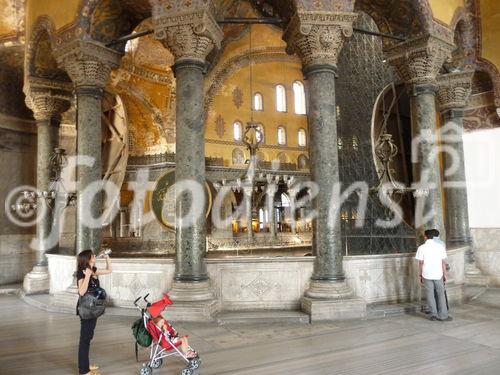 Die Hagia Sophia, der Kirchenpalast des byzantinischen Kaisers, ist heute ein viel besuchtes Museum. Seit der Rückwidmung durch Atatürk 1938 wird es renoviert. Bild: Säulengang im Oberen Geschoss. © Fotodienst / Wilfried Seywald