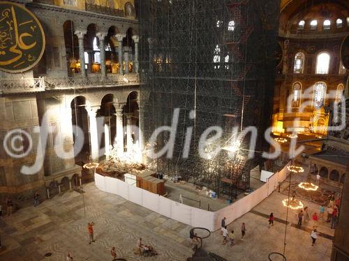 Die Hagia Sophia, der Kirchenpalast des byzantinischen Kaisers, ist heute ein viel besuchtes Museum. Seit der Rückwidmung durch Atatürk 1938 wird es renoviert. Bild: Blick ins Hauptschiff. © Fotodienst / Wilfried Seywald