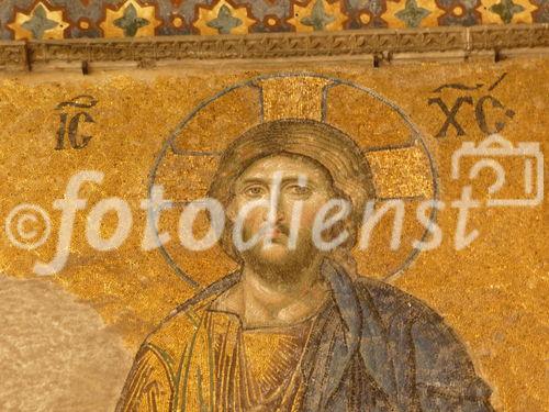 Die Hagia Sophia, der Kirchenpalast des byzantinischen Kaisers, ist heute ein viel besuchtes Museum. Seit der Rückwidmung durch Atatürk 1938 wird es renoviert. Bild: Freigelegte Heiligendarstellung. © Fotodienst / Wilfried Seywald