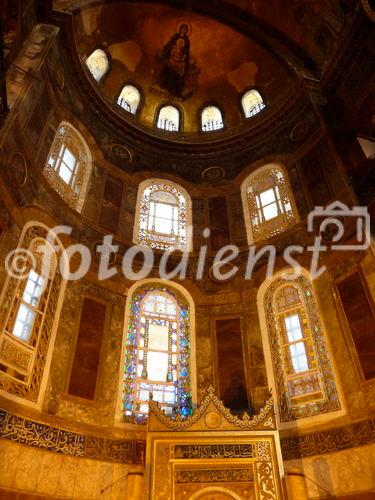 Die Hagia Sophia, der Kirchenpalast des byzantinischen Kaisers, ist heute ein viel besuchtes Museum. Seit der Rückwidmung durch Atatürk 1938 wird es renoviert. Bild: Der Altarraum. © Fotodienst / Wilfried Seywald