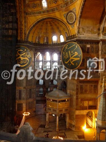 Die Hagia Sophia, der Kirchenpalast des byzantinischen Kaisers, ist heute ein viel besuchtes Museum. Seit der Rückwidmung durch Atatürk 1938 wird es renoviert. Bild: Blick ins Seitenschiff. © Fotodienst / Wilfried Seywald