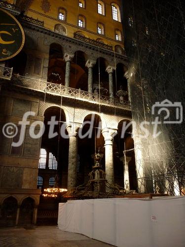 Die Hagia Sophia, der Kirchenpalast des byzantinischen Kaisers, ist heute ein viel besuchtes Museum. Seit der Rückwidmung durch Atatürk 1938 wird es renoviert. Bild: Eingangsbereich. © Fotodienst / Wilfried Seywald