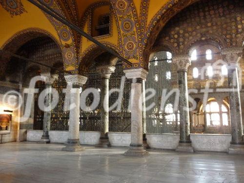 Die Hagia Sophia, der Kirchenpalast des byzantinischen Kaisers, ist heute ein viel besuchtes Museum. Seit der Rückwidmung durch Atatürk 1938 wird es renoviert. Bild: Säulengang im Oberen Geschoss. © Fotodienst / Wilfried Seywald