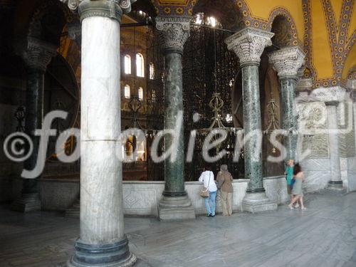 Die Hagia Sophia, der Kirchenpalast des byzantinischen Kaisers, ist heute ein viel besuchtes Museum. Seit der Rückwidmung durch Atatürk 1938 wird es renoviert. Bild: Säulengang im Oberen Geschoss. © Fotodienst / Wilfried Seywald