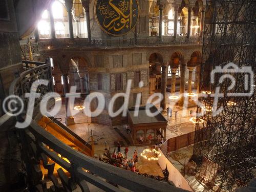 Die Hagia Sophia, der Kirchenpalast des byzantinischen Kaisers, ist heute ein viel besuchtes Museum. Seit der Rückwidmung durch Atatürk 1938 wird es renoviert. Bild: Blick in die Haupthalle. © Fotodienst / Wilfried Seywald