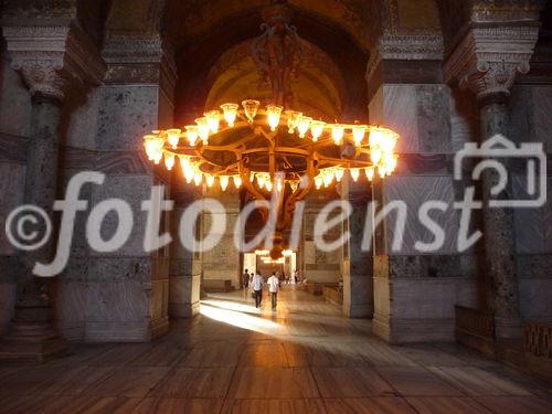 Die Hagia Sophia, der Kirchenpalast des byzantinischen Kaisers, ist heute ein viel besuchtes Museum. Seit der Rückwidmung durch Atatürk 1938 wird es renoviert. Bild: Säulengang im Oberen Geschoss. © Fotodienst / Wilfried Seywald