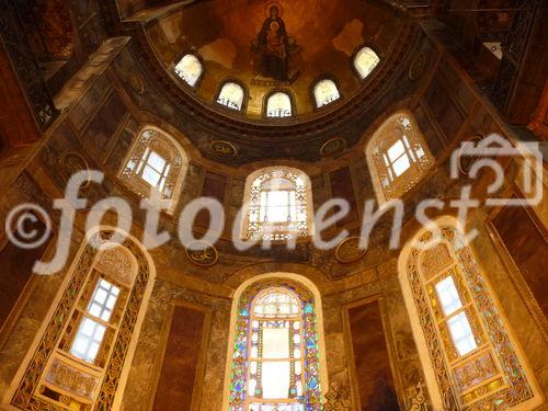 Die Hagia Sophia, der Kirchenpalast des byzantinischen Kaisers, ist heute ein viel besuchtes Museum. Seit der Rückwidmung durch Atatürk 1938 wird es renoviert. Bild: Altarraum im Parterre. © Fotodienst / Wilfried Seywald