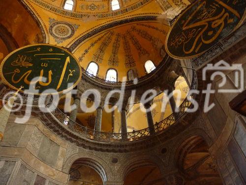 Die Hagia Sophia, der Kirchenpalast des byzantinischen Kaisers, ist heute ein viel besuchtes Museum. Seit der Rückwidmung durch Atatürk 1938 wird es renoviert. Bild: Blick auf den Säulengang im Oberen Geschoss. © Fotodienst / Wilfried Seywald