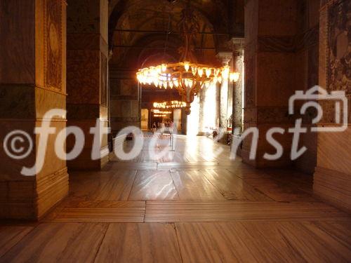 Die Hagia Sophia, der Kirchenpalast des byzantinischen Kaisers, ist heute ein viel besuchtes Museum. Seit der Rückwidmung durch Atatürk 1938 wird es renoviert. Bild: Säulengang im Erdgeschoss. © Fotodienst / Wilfried Seywald