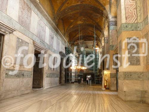 Die Hagia Sophia, der Kirchenpalast des byzantinischen Kaisers, ist heute ein viel besuchtes Museum. Seit der Rückwidmung durch Atatürk 1938 wird es renoviert. Bild: Säulengang im Erdgeschoss. © Fotodienst / Wilfried Seywald