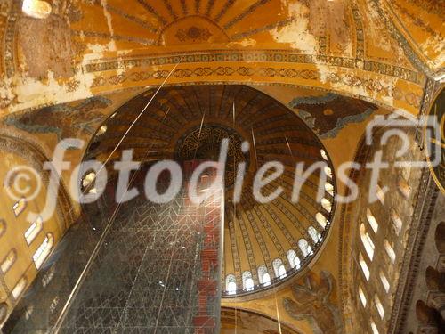 Die Hagia Sophia, der Kirchenpalast des byzantinischen Kaisers, ist heute ein viel besuchtes Museum. Seit der Rückwidmung durch Atatürk 1938 wird es renoviert. Bild: Blick auf die Kuppel des Hauses. © Fotodienst / Wilfried Seywald