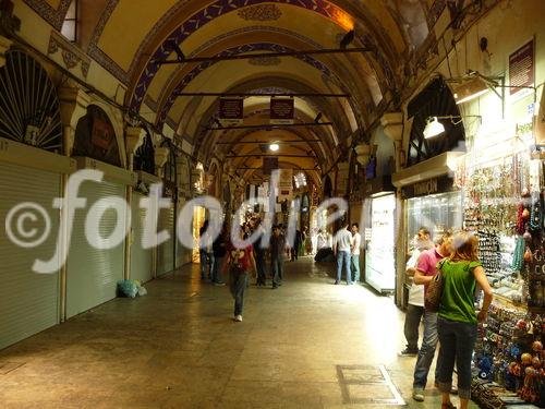 Blick in einen Säulengang des Großen Bazars in Istanbul aus dem 18. Jahrhundert. © Fotodienst / Wilfried Seywald