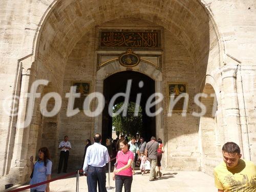 Der Topkapi Palast von außen, das Tor des Friedensgrußes Bab-üs Selam. © Fotodienst / Wilfried Seywald