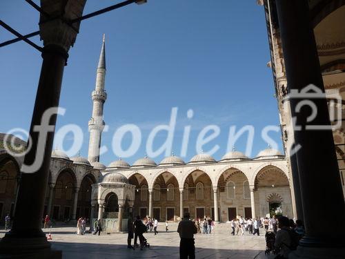 Innenhof der Blauen Moschee, einem der bedeutendsten Bauwerke der Osmanen in Istanbul. © Fotodienst / Wilfried Seywald