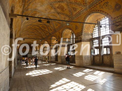 Die Hagia Sophia, der Kirchenpalast des byzantinischen Kaisers, ist heute ein viel besuchtes Museum. Seit der Rückwidmung durch Atatürk 1938 wird es renoviert. Bild: Säulengang im Oberen Geschoss. © Fotodienst / Wilfried Seywald