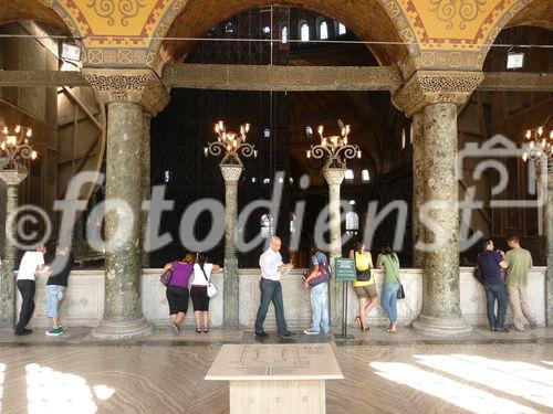 Die Hagia Sophia, der Kirchenpalast des byzantinischen Kaisers, ist heute ein viel besuchtes Museum. Seit der Rückwidmung durch Atatürk 1938 wird es renoviert. Bild: Säulengang im Oberen Geschoss. © Fotodienst / Wilfried Seywald