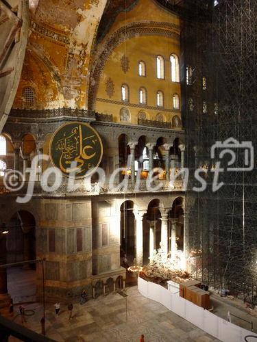 Die Hagia Sophia, der Kirchenpalast des byzantinischen Kaisers, ist heute ein viel besuchtes Museum. Seit der Rückwidmung durch Atatürk 1938 wird es renoviert. Bild: Blick in die Haupthalle. © Fotodienst / Wilfried Seywald