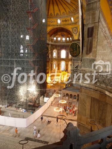 Die Hagia Sophia, der Kirchenpalast des byzantinischen Kaisers, ist heute ein viel besuchtes Museum. Seit der Rückwidmung durch Atatürk 1938 wird es renoviert. Bild: Blick ins Hauptschiff. © Fotodienst / Wilfried Seywald