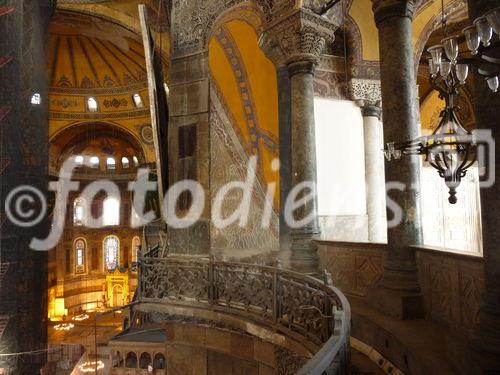 Die Hagia Sophia, der Kirchenpalast des byzantinischen Kaisers, ist heute ein viel besuchtes Museum. Seit der Rückwidmung durch Atatürk 1938 wird es renoviert. Bild: Säulengang im Oberen Geschoss. © Fotodienst / Wilfried Seywald