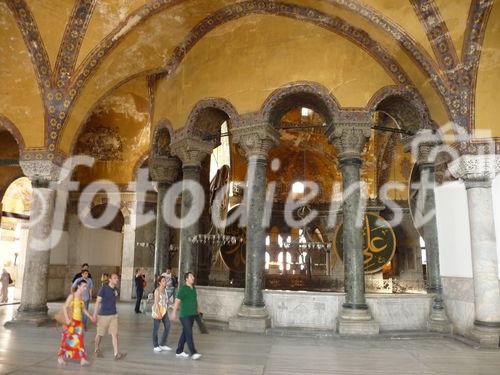 Die Hagia Sophia, der Kirchenpalast des byzantinischen Kaisers, ist heute ein viel besuchtes Museum. Seit der Rückwidmung durch Atatürk 1938 wird es renoviert. Bild: Säulengang im Oberen Geschoss. © Fotodienst / Wilfried Seywald