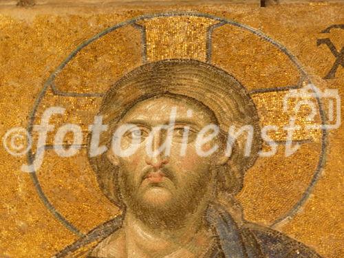 Die Hagia Sophia, der Kirchenpalast des byzantinischen Kaisers, ist heute ein viel besuchtes Museum. Seit der Rückwidmung durch Atatürk 1938 wird es renoviert. Bild: Freigelegte Heiligendarstellung. © Fotodienst / Wilfried Seywald