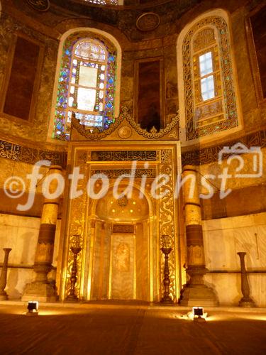 Die Hagia Sophia, der Kirchenpalast des byzantinischen Kaisers, ist heute ein viel besuchtes Museum. Seit der Rückwidmung durch Atatürk 1938 wird es renoviert. Bild: Der Altarraum. © Fotodienst / Wilfried Seywald