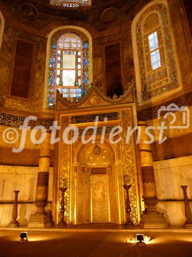 Die Hagia Sophia, der Kirchenpalast des byzantinischen Kaisers, ist heute ein viel besuchtes Museum. Seit der Rückwidmung durch Atatürk 1938 wird es renoviert. Bild: Der Altarraum. © Fotodienst / Wilfried Seywald