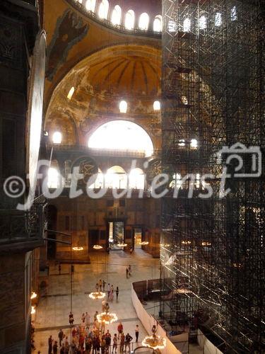 Die Hagia Sophia, der Kirchenpalast des byzantinischen Kaisers, ist heute ein viel besuchtes Museum. Seit der Rückwidmung durch Atatürk 1938 wird es renoviert. Bild: Blick in die Haupthalle @ Fotodienst / Wilfried Seywald