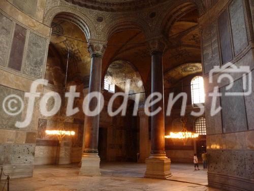 Die Hagia Sophia, der Kirchenpalast des byzantinischen Kaisers, ist heute ein viel besuchtes Museum. Seit der Rückwidmung durch Atatürk 1938 wird es renoviert. Bild: Säulengang im Erdgeschoss. © Fotodienst / Wilfried Seywald