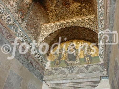 Die Hagia Sophia, der Kirchenpalast des byzantinischen Kaisers, ist heute ein viel besuchtes Museum. Seit der Rückwidmung durch Atatürk 1938 wird es renoviert. Bild: Ausgang mit freigelegten Mosaiken. © Fotodienst / Wilfried Seywald